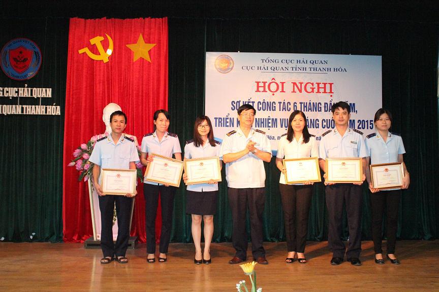 Cục trưởng Cục Hải quan Thanh Hóa Vũ Văn Khánh trao Giấy khen cho các cá nhân có thành tích trong                                                                                    phong trào thi đua 6 tháng đầu năm 2015