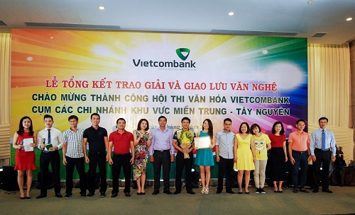 Ông Phạm Thanh Hà - Phó Tổng giám đốc Vietcombank (ngoài cùng bên phải) và ông Vũ Tiến Duật - Phó Bí thư thường trực Đảng ủy (thứ 7 từ trái sang) tặng hoa và trao giải nhất cho Đội thi Vietcombank Vinh