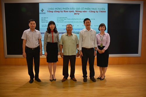 Phó Chủ tịch HĐQT kiêm Phó Tổng Giám đốc HNX Nguyễn Thị Hoàng Lan (ngoài cùng bên phải) chụp ảnh kỷ niệm cùng với lãnh đạo Tổng Công ty Rau quả, Nông sản - Công ty TNHH MTV