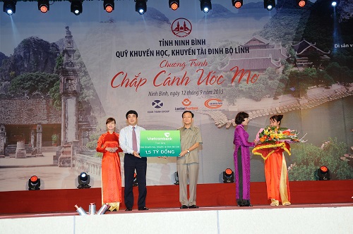 Chủ tịch HĐQT Vietcombank Nghiêm Xuân Thành (bên trái) trao bảng tượng trưng số tiền 1,5 tỷ đồng cho đại diện Quỹ Khuyến học, khuyến tài Đinh Bộ Lĩnh