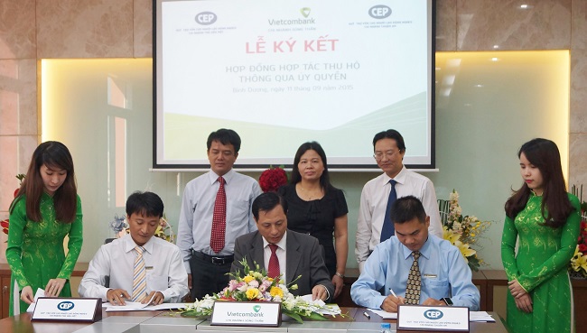Đại diện Quỹ  CEP - Chi nhánh Thủ Dầu Một, Chi nhánh Thuận An và Vietcombank  Sóng Thần ký kết hợp đồng hợp tác thu hộ 