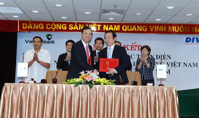 Tổng giám đốc Vietcombank Phạm Quang Dũng (bên trái) và Tổng giám đốc DIV Đào Quốc Tính ký kết Thỏa thuận Hợp tác toàn diện giữa 2 bên