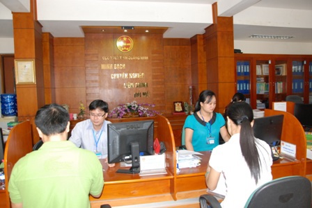 Cán bộ công chức Cục Thuế Quảng Ninh hướng dẫn người nộp thuế tại bộ phận "Một cửa"