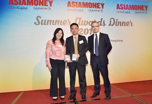 Đại diện Vietcombank, ông Hà Đức Quân – Giám đốc Công ty Vinafico Hong Kong (đứng giữa) nhận các giải thưởng do Tạp chí Asiamoney trao tặng cho Vietcombank