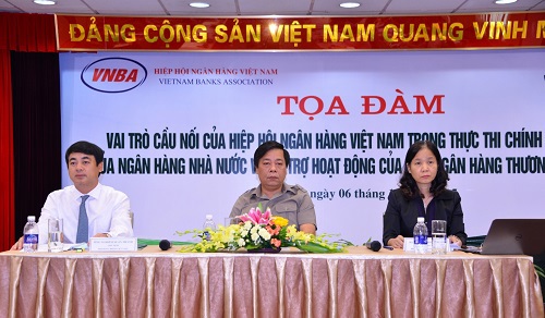 Phó Thống đốc Nguyễn Kim Anh; Chủ tịch HHNH – Chủ tịch HĐQT Vietcombank Nghiêm Xuân Thành (bên trái) và Tổng thư ký HHNH Trần Thị Hồng Hạnh (bên trái) chủ trì buổi Tọa đàm;