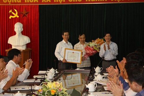 Phó Tổng cục trưởng Tổng cục thuế Nguyễn Đại Trí trao giấy khen tặng Cục thuế TP. Hải Phòng trong công tác thu thuế điện tử 