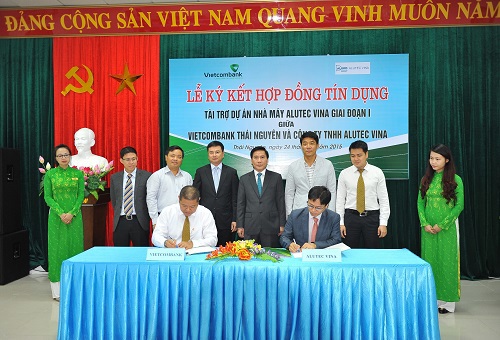 Ông Trần Thùy Dương – Giám đốc Vietcombank Thái Nguyên (bên trái) và ông Jeong Ji Beom – Tổng giám đốc công ty TNHH Alutec Vina ký kết hợp đồng tín dụng trước sự chứng kiến của lãnh đạo tỉnh Thái Nguyên và lãnh đạo Vietcombank