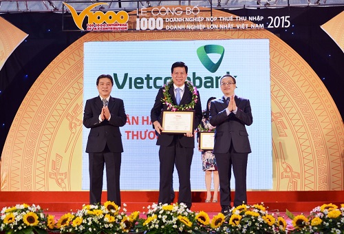 Đại diện Vietcombank, ông Phạm Mạnh Thắng - Phó Tổng giám đốc (hàng sau, thứ 5 từ trái sang) cùng đại diện các doanh nghiệp nhận giải từ Ban Tổ chức