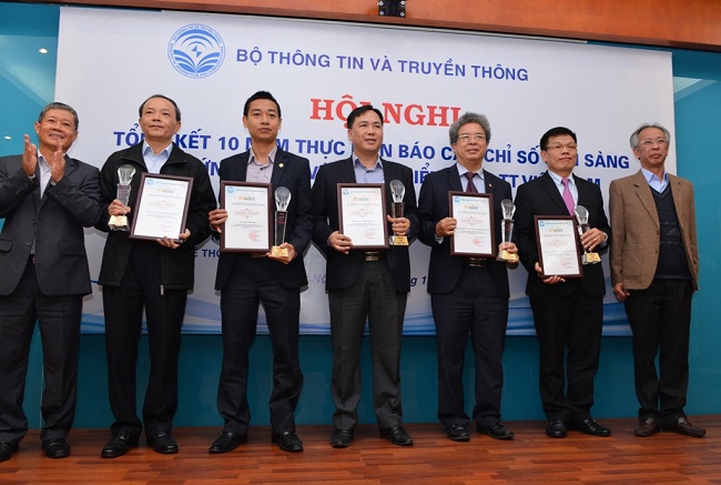 Ông Đào Minh Tuấn - Phó Tổng giám đốc Vietcombank (thứ 2 từ phải sang) nhận Kỷ niệm chương từ Ban Tổ chức