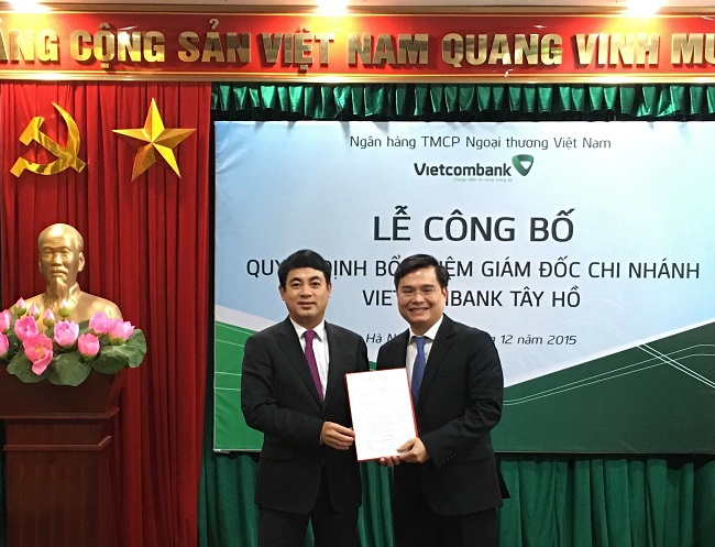  Ông Nghiêm Xuân Thành - Chủ tịch HĐQT Vietcombank (bên trái) trao Quyết định bổ nhiệm Giám đốc Vietcombank Tây Hồ cho ông Nguyễn Thanh Tùng