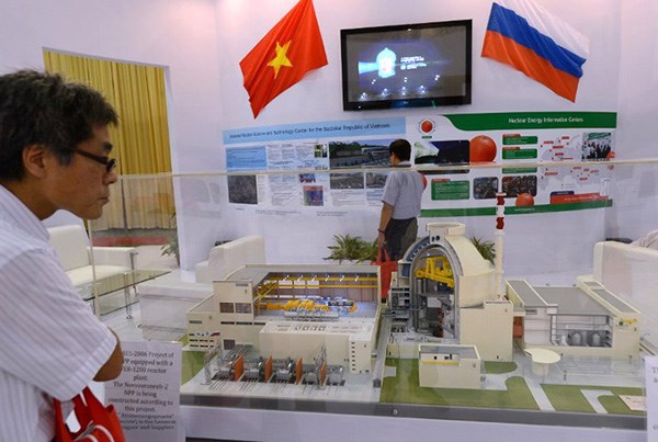 Khách tham quan xem mô hình lò phản ứng hạt nhân VVER-1200 của Nga dự kiến lắp đặt tại nhà máy điện hạt nhân đầu tiên của Việt Nam, tại triển lãm điện hạt nhân ở Hà Nội tháng 10/2012