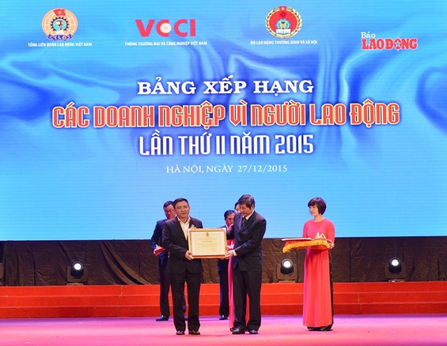 Ông Trần Phúc Cường - Ủy viên BTV, Chủ nhiệm Ủy ban Kiểm tra Công đoàn Vietcombank (bên trái), đại diện cho Vietcombank nhận Bằng khen và biểu tượng vinh danh “Doanh nghiệp vì Người lao động” lần 2 năm 2015