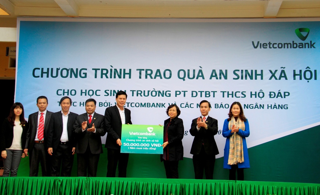 Ông Phạm Mạnh Thắng - Phó Tổng giám đốc Vietcombank (thứ 5 từ trái sang) trao quà An sinh cho trường THCS Dân tộc bán trú Hộ Đáp