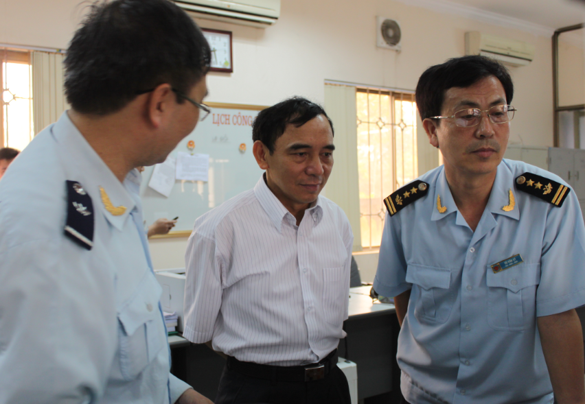 Cục trưởng Cục Hải quan tỉnh Quảng Ninh, đồng chí Nguyễn Ngọc Trìu (người đứng giữa) chỉ đạo triển khai Hệ thống VNACCS/VCIS. 