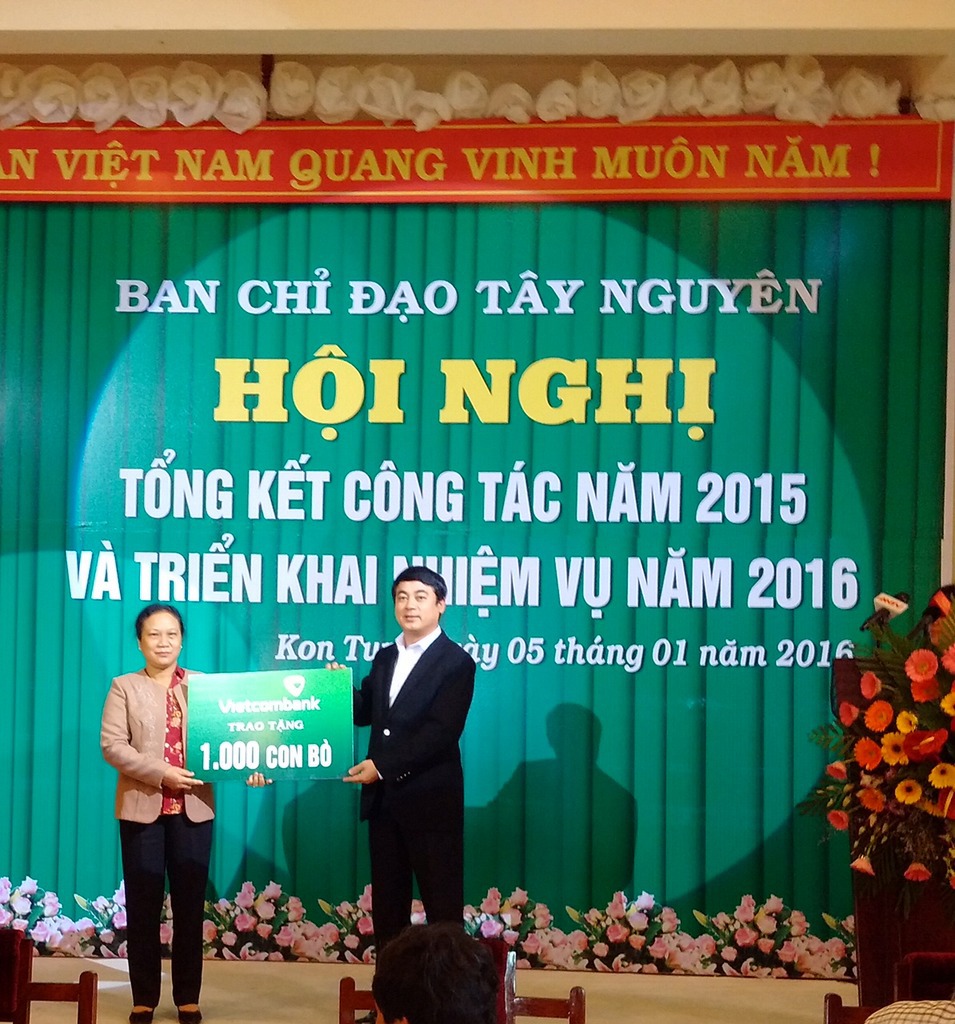 Thay mặt Ban lãnh đạo Vietcombank, Chủ tịch HĐQT Nghiêm Xuân Thành (bên phải) trao biển tượng trưng tặng 1000 con bò giống cho đồng bào khu vực Tây Nguyên