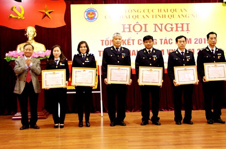 Đại diện lãnh đạo Bộ Tài chính, Thứ trưởng Đỗ Hoàng Anh Tuấn trao tặng bằng khen cho đại diện các tập thể, cá nhân của Cục Hải quan Quảng Ninh.