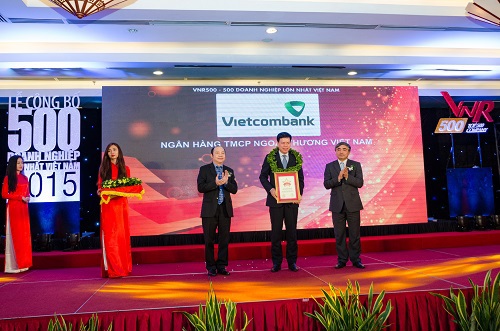 Đại diện Vietcombank, ông Phạm Mạnh Thắng - Phó Tổng giám đốc (đứng giữa) nhận chứng nhận Top 50 Doanh nghiệp lớn nhất Việt Nam năm 2015