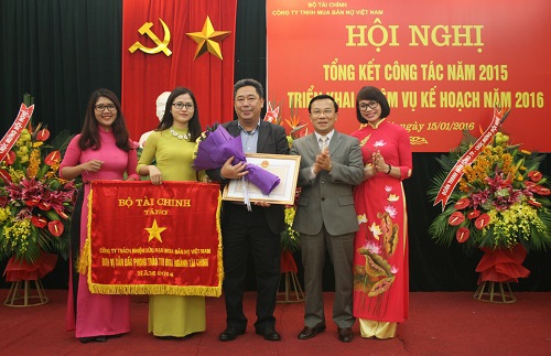 Thứ trưởng Bộ Tài chính Trần Văn Hiếu trao tặng bằng khen cho DATC