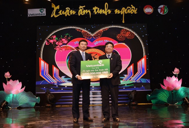 Ông Phạm Thanh Hà - Phó Tổng giám đốc Vietcombank ( bên trái) trao gói tài trợ 01 tỷ đồng hỗ trợ xây nhà đại đoàn kết tại tỉnh Hải Dương 