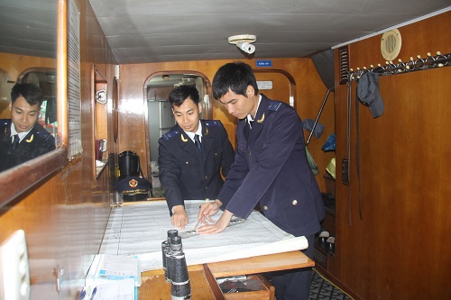 Cán bộ Hải quan Quảng Ninh triển khai nghiệp vụ tuần tra trên biển