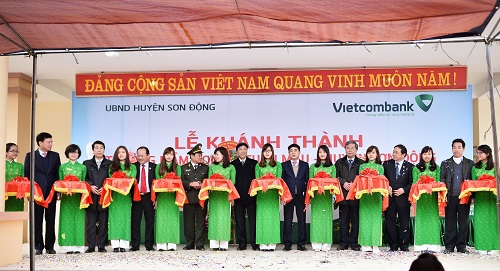 Các đại biểu tham dự Lễ cắt băng khánh thành Trường mầm non xã Tuấn Mậu, huyện Sơn Động, tỉnh Bắc Giang