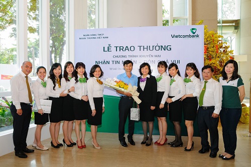 Bà Hồ Thị Xuân Hương - Phó Giám đốc Vietcombank CN Đồng Nai trao giải Nhất cho khách hàng Hoàng Trọng Lững