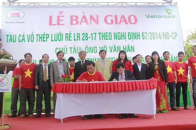 Lễ bàn giao tàu cá vỏ thép cho ngư dân Võ Văn Hân