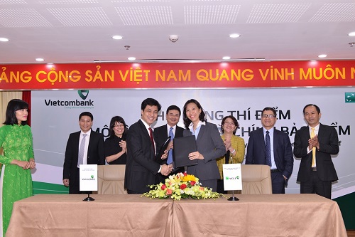 Ông Huỳnh Song Hào - Giám đốc Khối bán lẻ Vietcombank ( bên trái) và  Bà Yong Lai In - Tổng giám đốc VCLI tham gia lễ ký kết hợp tác giữa Vietcombank và VCLI