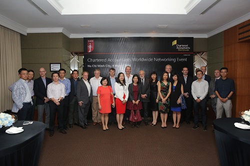 Các hội viên của Tổ chức Chartered Accountant toàn cầu chụp ảnh kỷ niệm nhân buổi gặp mặt đầu tiên tại Việt Nam