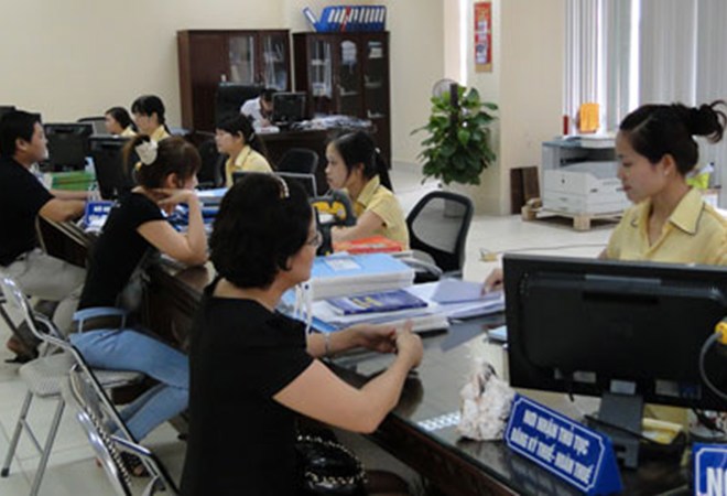 Cán bộ công chức Cục thuế Thái Nguyên tiếp nhận, giải đáp thắc mắc và trả kết quả thủ tục hành chính thuế 