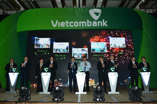 Lãnh đạo Ngân hàng Nhà nước Việt Nam, Đảng ủy Khối Doanh nghiệp Trung ương,  UBND TP.Hồ Chí Minh và Vietcombank thực hiện nghi thức khai trương 5 chi nhánh mới