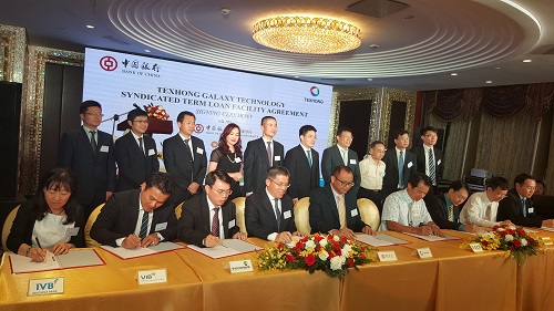 Phó Tổng giám đốc Vietcombank Nguyễn Thị Kim Oanh (hàng sau, thứ 4 từ trái sang) tham dự lễ ký kết hợp đồng tín dụng đồng tài trợ cho dự án của Tập đoàn Texhong