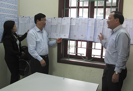  Đại diện Đoàn giám sát của Thường trực HĐND tỉnh kiểm tra việc niêm yết danh sách cử tri tại phường Quang Trung (thành phố Thái Bình). 
