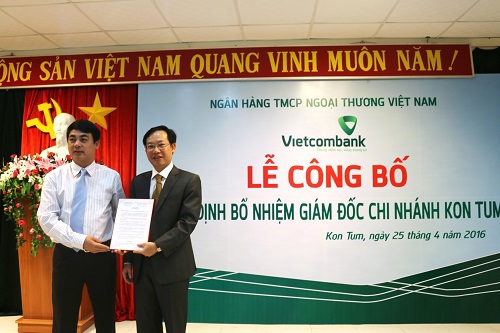 Ông Nghiêm Xuân Thành - Chủ tịch HĐQT Vietcombank (bên trái) trao Quyết định bổ nhiệm Giám đốc Vietcombank Kon Tum cho ông Lê Tấn Lân