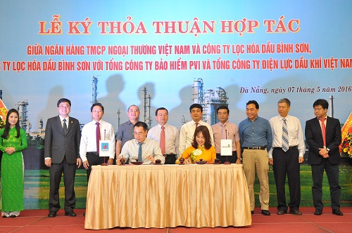 Phó TGĐ Vietcombank Nguyễn Thị Kim Oanh ký kết Thỏa thuận hợp tác với đại diện BSR