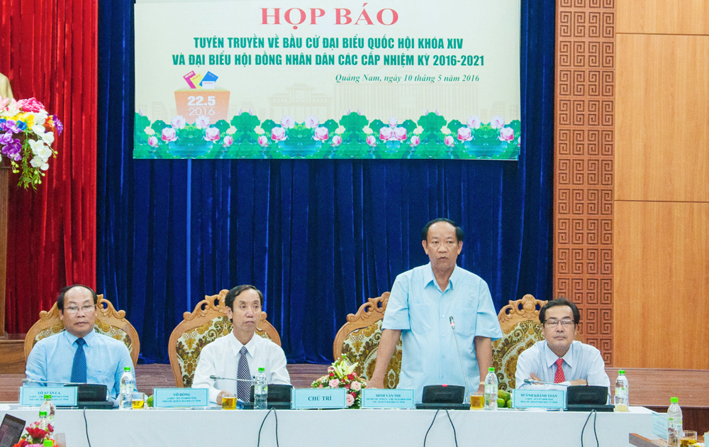 Ông Đinh Văn Thu, Chủ tịch UBND tỉnh, Chủ tịch UBBC tỉnh phát biểu kết luận cuộc họp