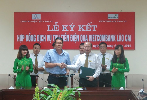 Ông Đặng Việt Hùng  - Giám đốc Vietcombank Lào Cai (thứ 2 hàng đầu bên phải) tham gia lễ ký kết