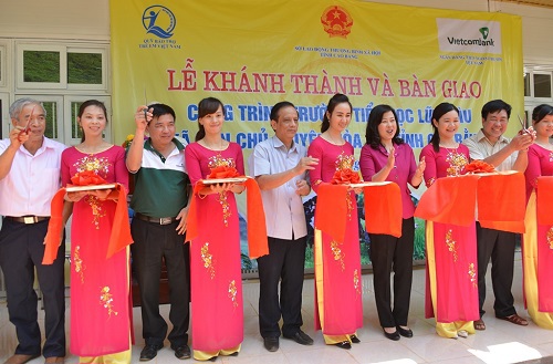 Các đại biểu tham dự Lễ cắt băng khánh thành Trường Tiểu học Lũng Lìu, xã Dân Chủ, huyện  Hòa An, tỉnh Cao Bằng