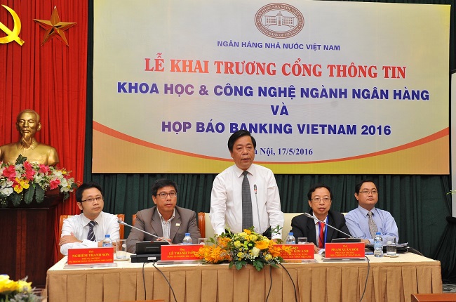 Phó Thống đốc NHNN Việt Nam Nguyễn Kim Anh (đứng) chủ trì buổi họp báo công bố sự kiện Banking Vietnam 2016