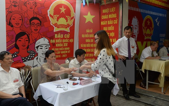 Cử tri nhận phiếu bầu tại một điểm bầu cử ở Thủ đô Hà Nội ngày 22/5