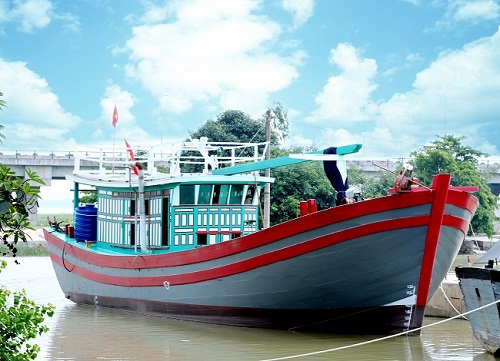 Hình ảnh chiếc tàu dịch vụ hầu cần nghề cá do Vietcombank Vinh đầu tư vốn