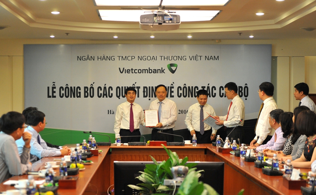Chủ tịch HĐQT Nghiêm Xuân Thành (bên trái) trao Quyết định tiếp nhận và bổ nhiệm cho ông Phạm Anh Tuấn - tân Trưởng ban Hiện đại hóa công nghệ ngân hàng Vietcombank