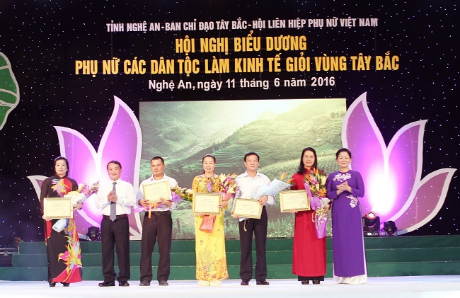 Bà Lê Thị Huệ Anh - Giám đốc Vietcombank Vinh (ngoài cùng bên trái) nhận bằng cảm ơn và hoa của Ban Tổ chức