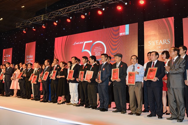 Ông Đào Hảo – Phó Tổng Giám đốc Vietcombank (hàng  đầu, thứ 3 từ phải sang) nhận Chứng nhận  Top 50 Công ty kinh doanh hiệu quả nhất Việt Nam năm 2016 
