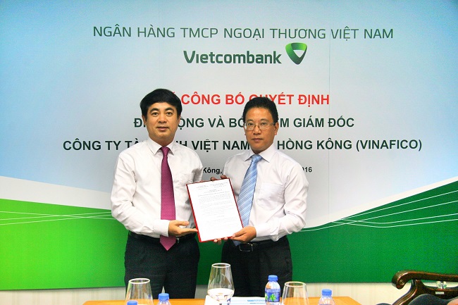 Ông Nghiêm Xuân Thành - Chủ tịch Hội đồng quản trị Vietcombank (bên trái) trao quyết định điều động và bổ nhiệm cho ông Nguyễn Ngọc Ban - tân Giám đốc Công ty VFC