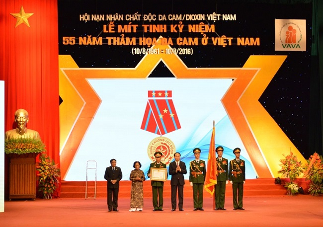 Chủ tịch nước Trần Đại Quang (thứ 4 từ trái sang) trao tặng Huân chương Lao động hạng Nhất cho Hội nạn nhân chất độc da cam/dioxin Việt Nam vì đã có thành tích xuất sắc trong phong trào hành động vì nạn nhân chất độc da cam/ dioxin Việt Nam