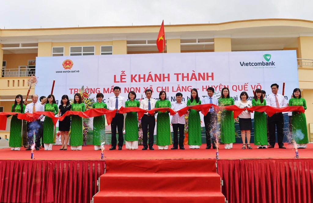 Ông Phạm Mạnh Thắng - Phó Tổng giám đốc Vietcombank (thứ 7 từ trái sang) cùng lãnh đạo địa phương cắt băng khai trương công trình Trường Mầm non xã Chi Lăng, huyện Quế Võ, tỉnh Bắc Ninh