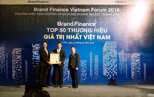 Đại diện Vietcombank, ông Phạm Mạnh Thắng - Phó Tổng giám đốc (thứ 2 từ phải sang) nhận giải thưởng do Brand Finance trao tặng cho Vietcombank