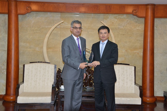 Đại diện Ngân hàng Standard Chartered đã trao tặng Vietcombank Giấy chứng nhận Ngân hàng đạt chất lượng cao trong xử lý thanh toán tự động điện STP