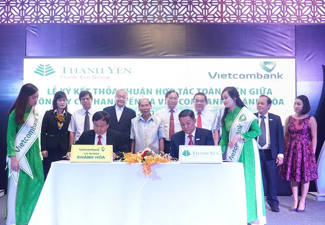 ng Lương Phan Sảng – Giám đốc Vietcombank Khánh Hòa và ông Lê Đình Trí – Chủ tịch HĐQT Công ty CP Thanh Yến ký thỏa thuận hợp tác toàn diện